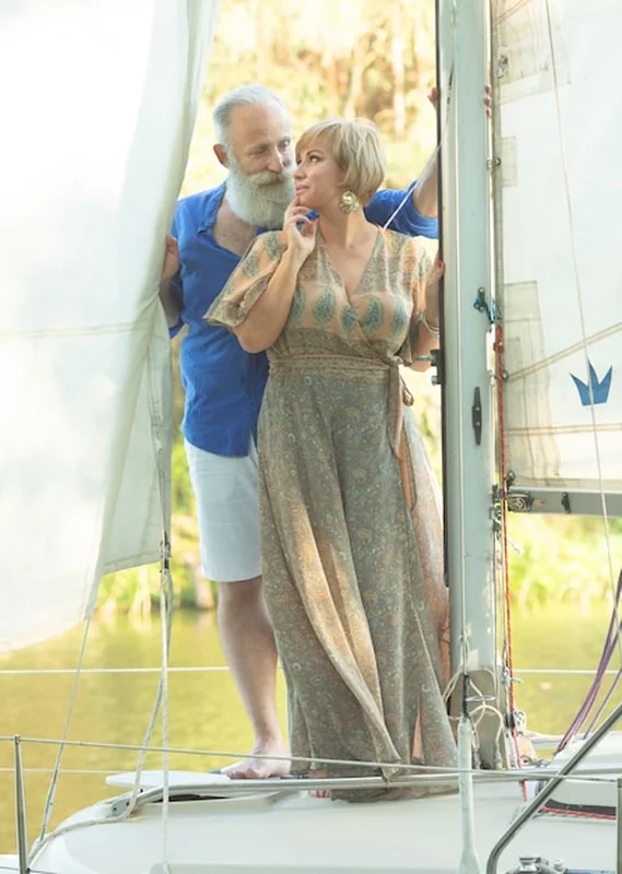 Starsza para na żaglowcu na jeziorze