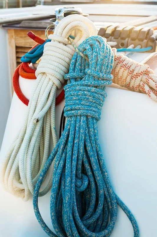 Mechanizm wciągarki do napinania lin na jachcie żaglowym z linami