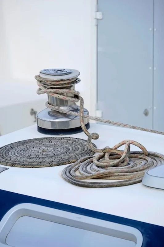 Wciągarka i liny żeglarskie na żaglówce w porcie