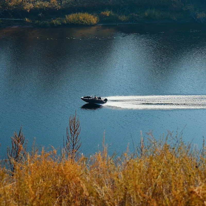 Pływanie bez patentu: jak korzystać z motorówki?