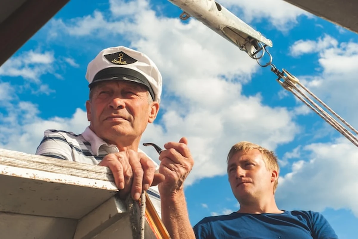 Dwóch mężczyzn na pokładzie żaglowca