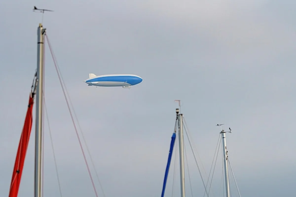 Statek powietrzny z ludźmi nad ziemią w locie turystycznym