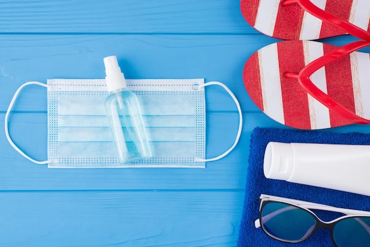 Letnie wakacje - preparaty ochrony przeciwsłonecznej na białym tle