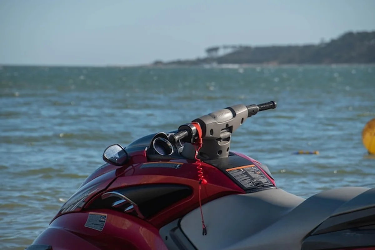 Osoba na skuterze wodnym w akcji na jeziorze