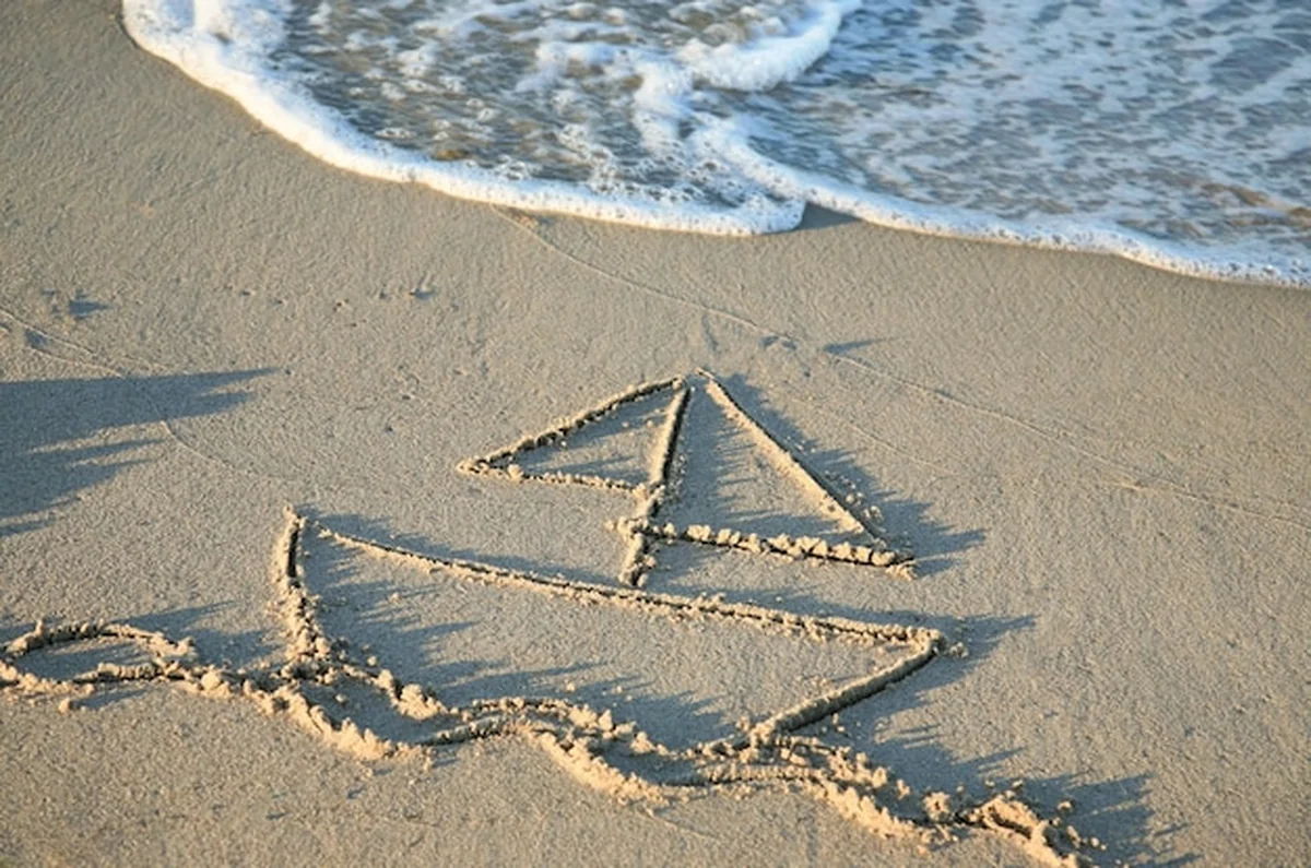 Wysoki kąt widoku surfowania na plaży