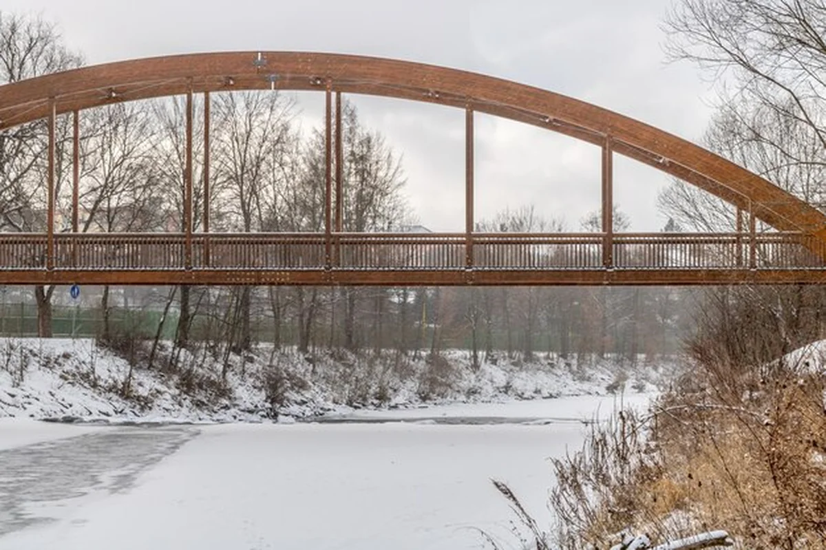 Most nad rzeką na tle nieba zimą