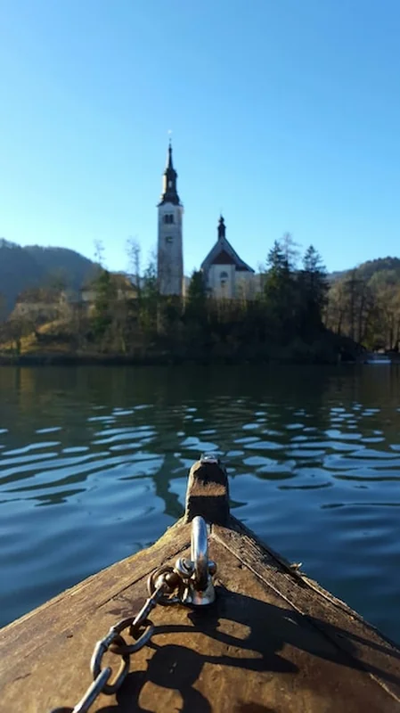 Jezioro przy kościele na jasnym niebie
