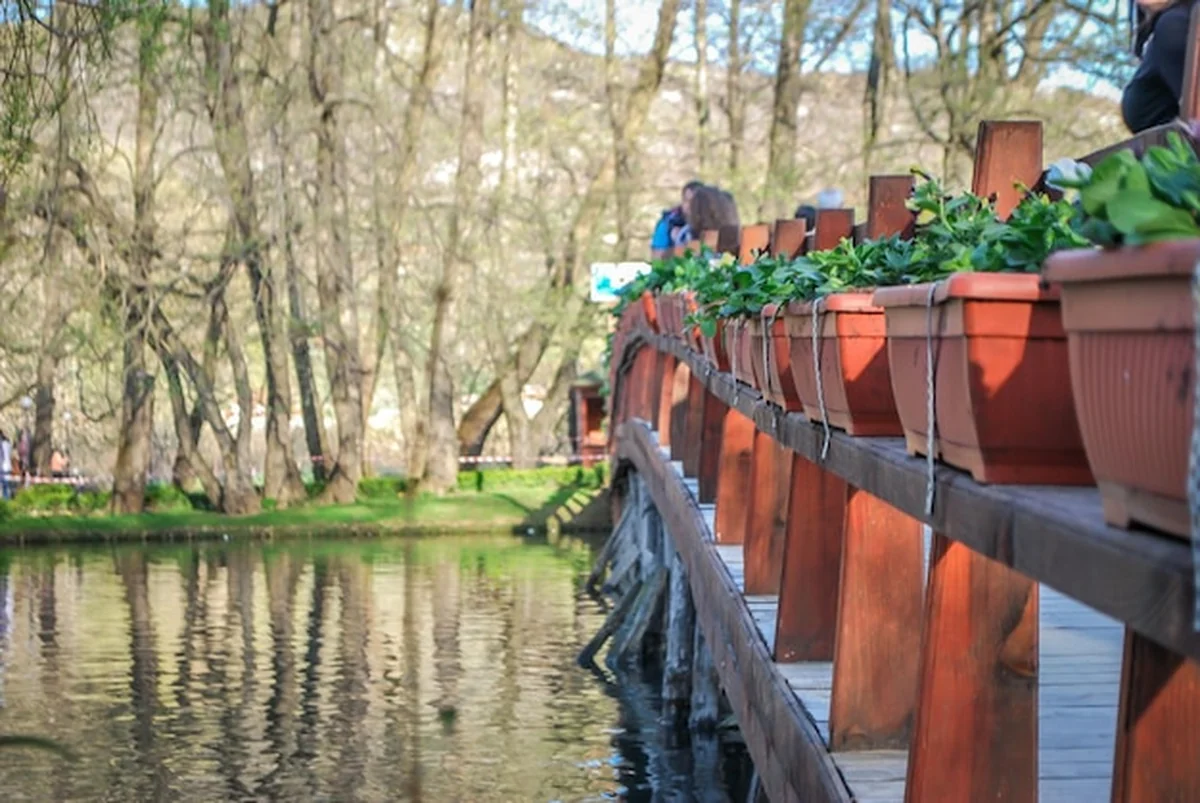 Most nad jeziorem na Mazurach