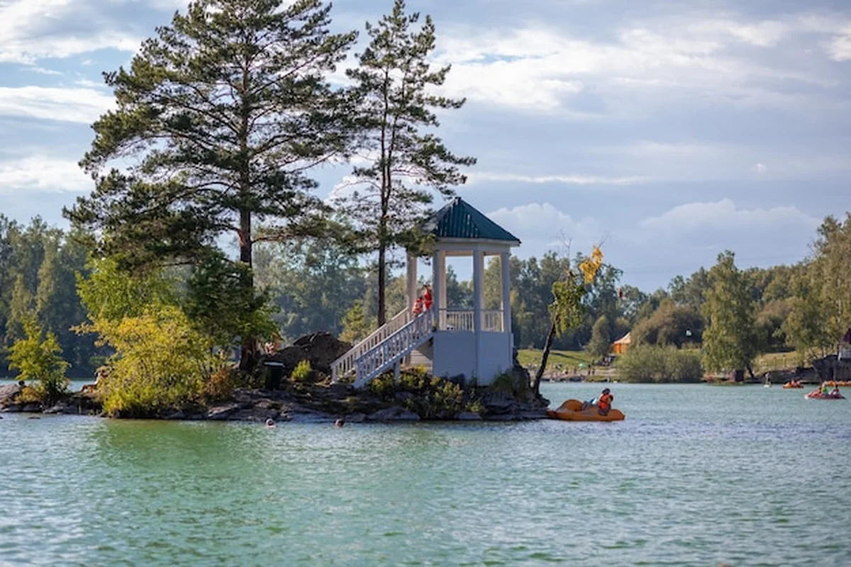Mała wyspa na jeziorze Aya w Ałtaju. Ludzie się odprężają