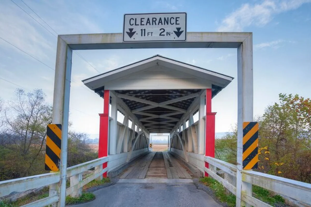 Znak drogowy na moście na tle nieba