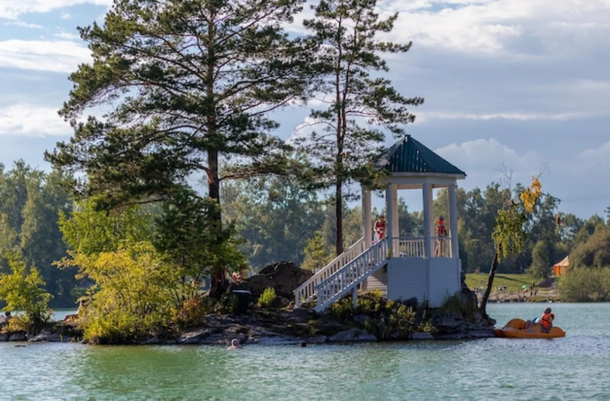 Mała wyspa na jeziorze z ludźmi odpoczywającymi
