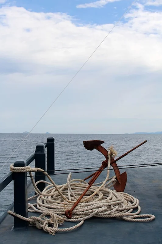 Statek zacumowany na morzu przed niebem