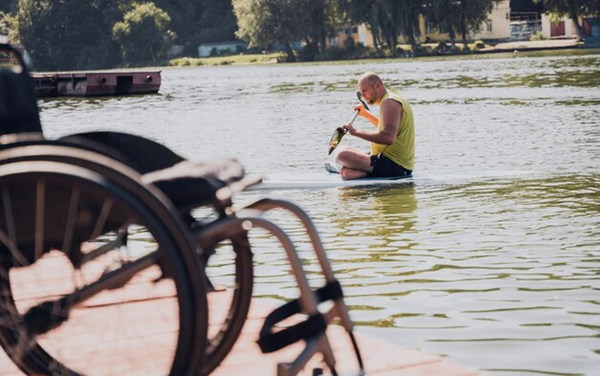 Osoba z niepełnosprawnością na desce sup