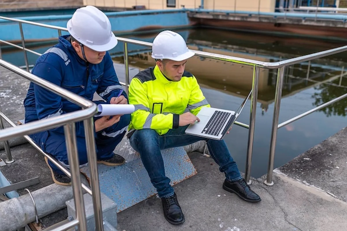 Inżynierowie rozmawiają o współpracy w oczyszczalniach ścieków i zakładzie recyklingu wody
