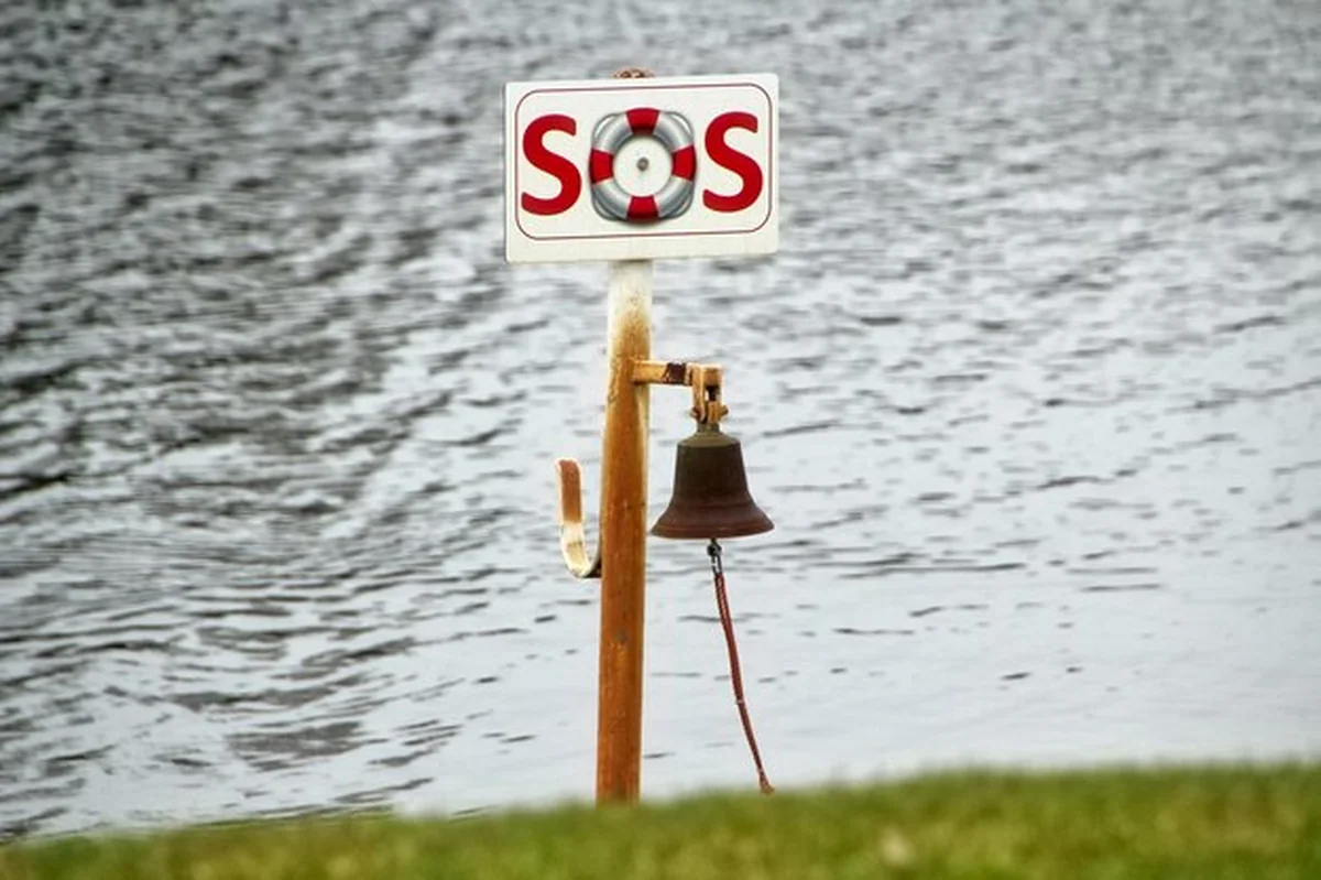 Zbliżenie znaku ostrzegawczego na jeziorze