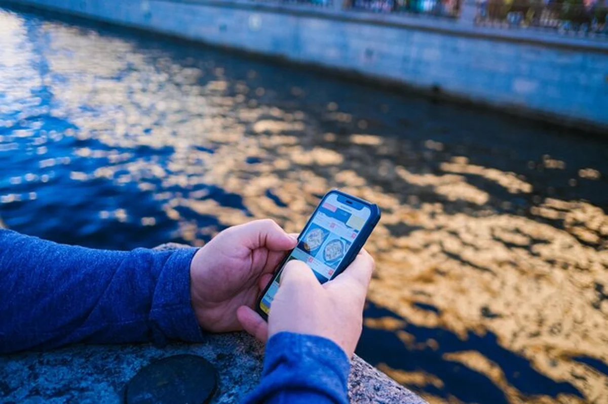 Mężczyzna używający telefonu w mieście