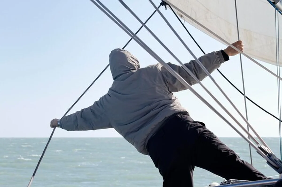 Mężczyzna pracujący na żaglówce podczas wyścigu