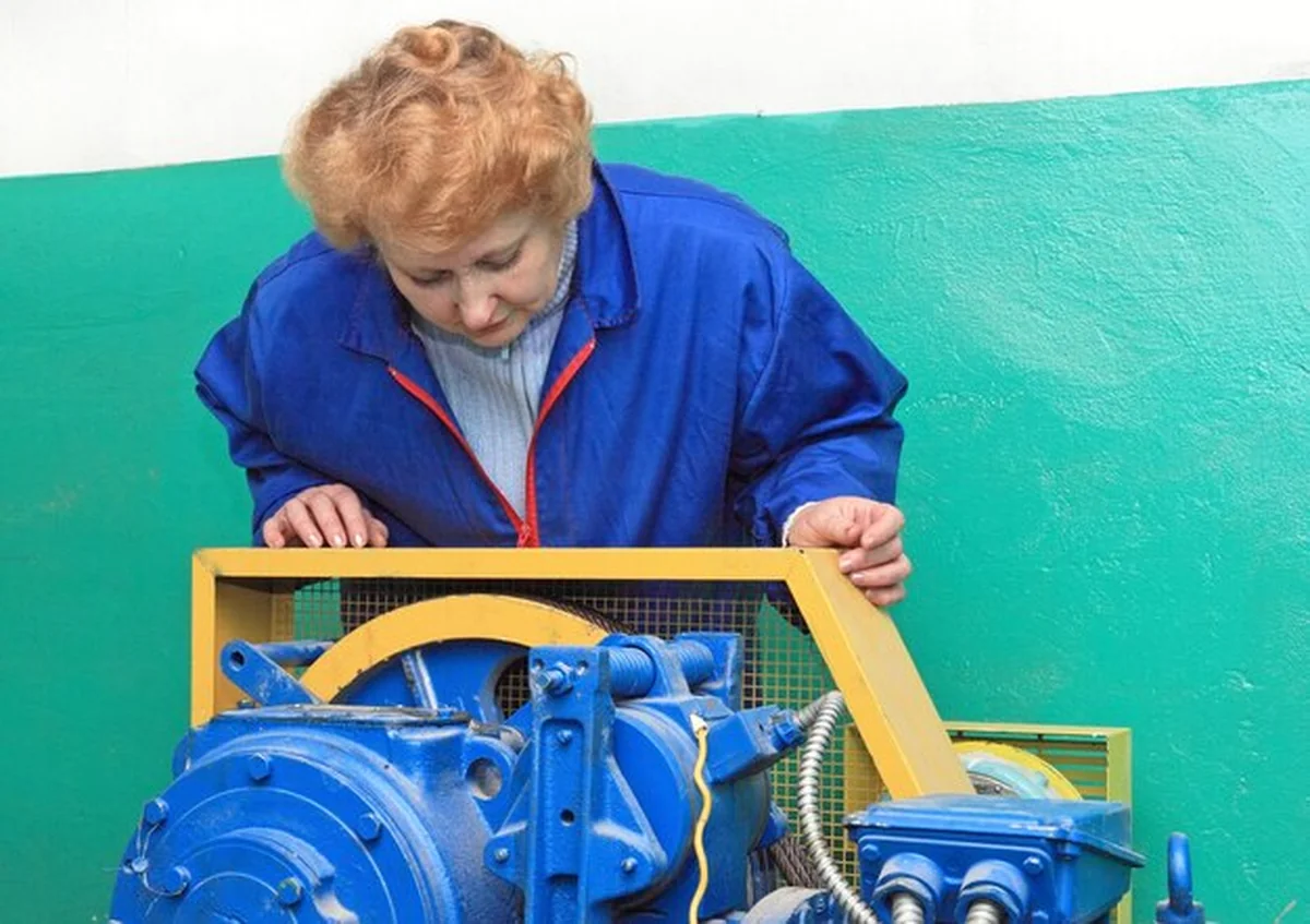 Kobieta-inżynier sprawdza wyposażenie mechaniczne w maszynowni