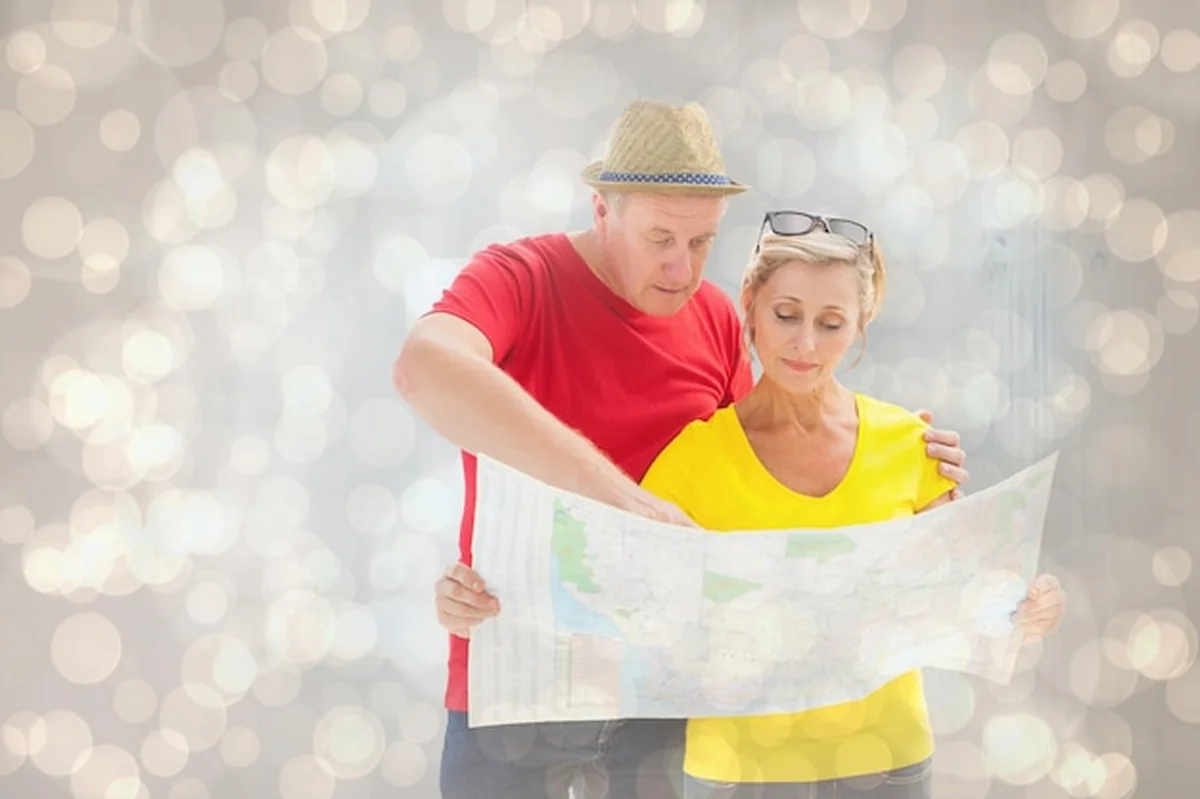 Zagubiona para turystów z mapą naprzeciwko wzoru z jasnymi kropkami