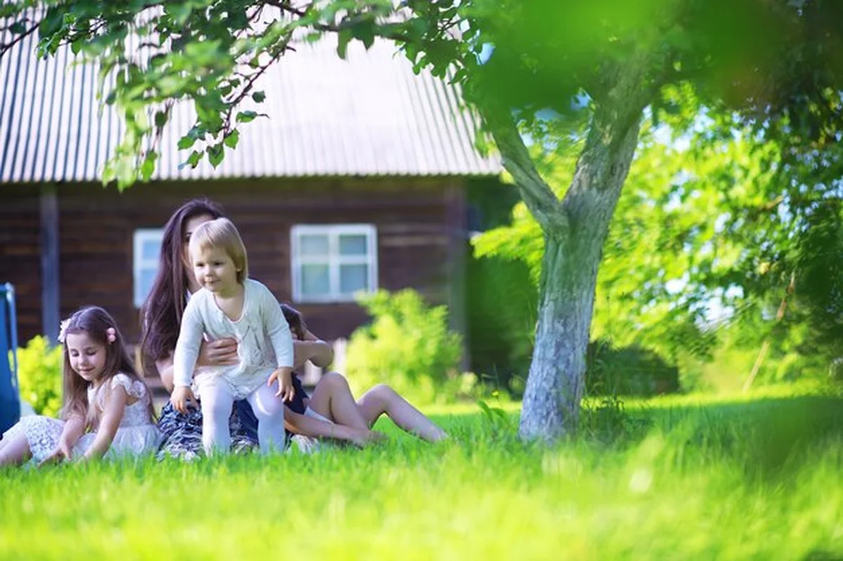 Młoda duża rodzina na letni poranny spacer