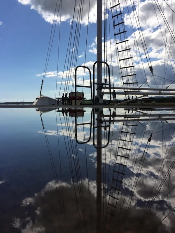 Łódź żaglowa na morzu przeciwko niebu