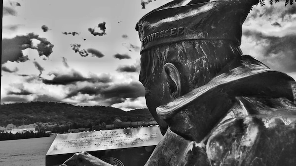 Stary budynek na chmurnym niebie