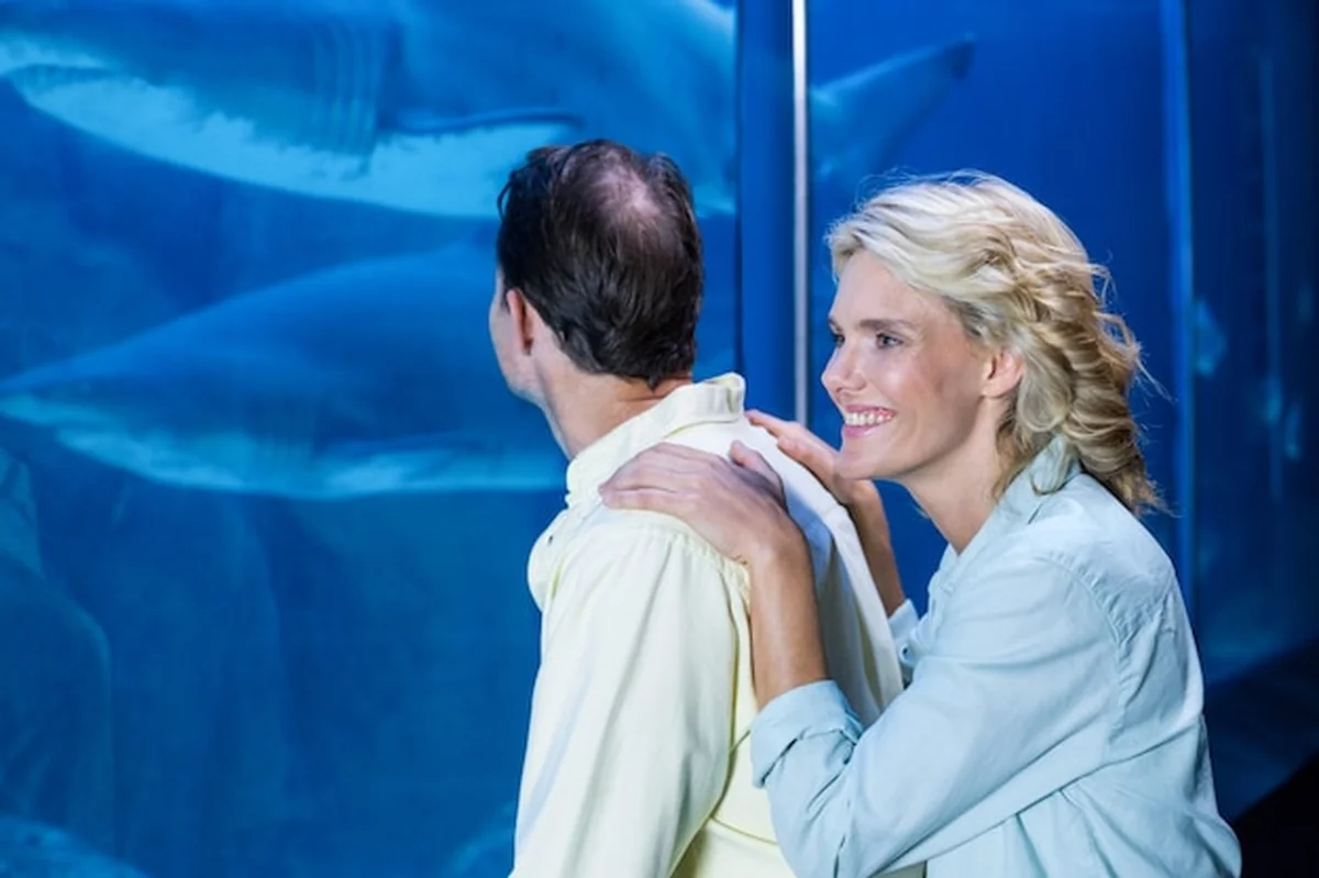 Szczęśliwa para przy rybim zbiorniku