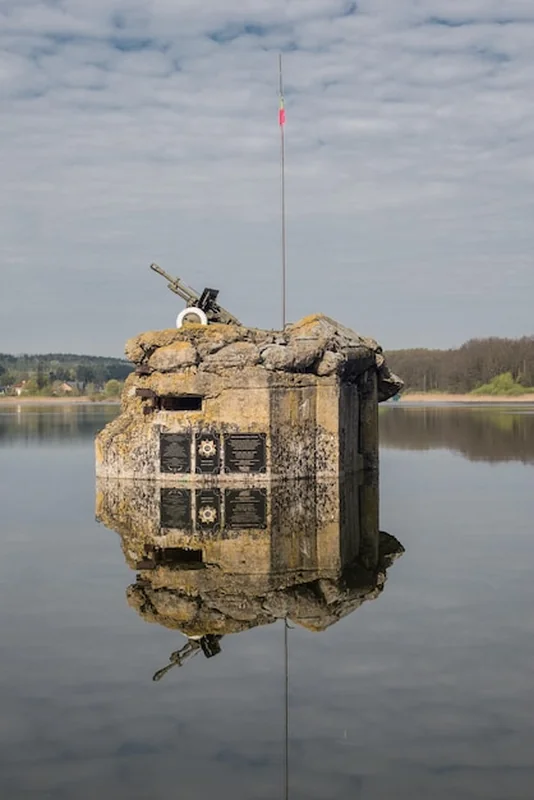 Bunker wojskowy w lesie